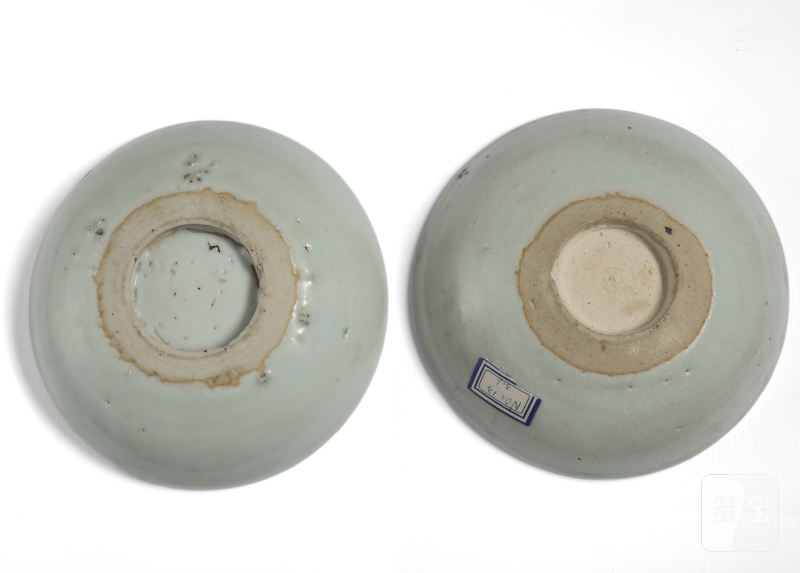 A pair of small moulded fish bowls and underglaze blue decoration - 图3